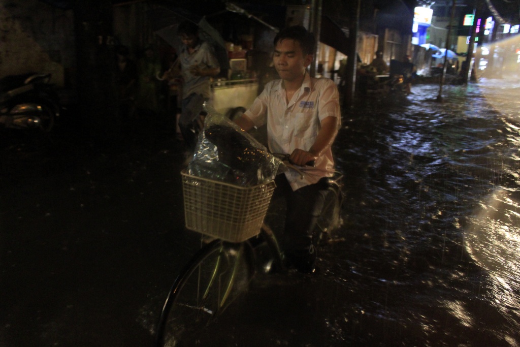 pho sai gon lai chim trong bien nuoc nguoi dan vat va ve nha trong dem mua