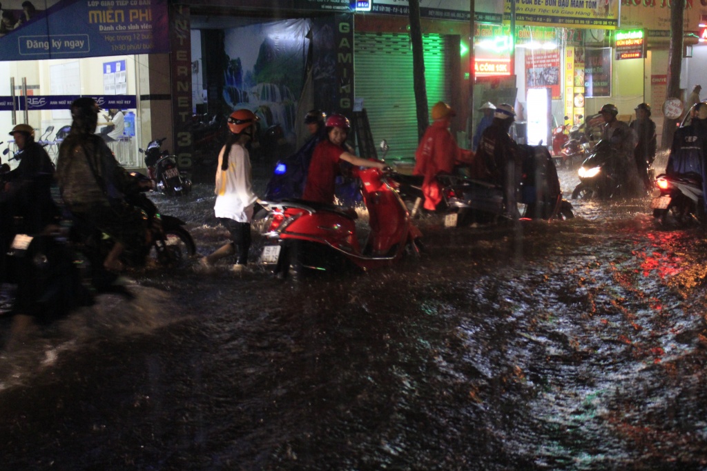 pho sai gon lai chim trong bien nuoc nguoi dan vat va ve nha trong dem mua
