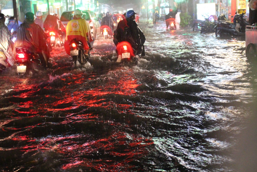 pho sai gon lai chim trong bien nuoc nguoi dan vat va ve nha trong dem mua