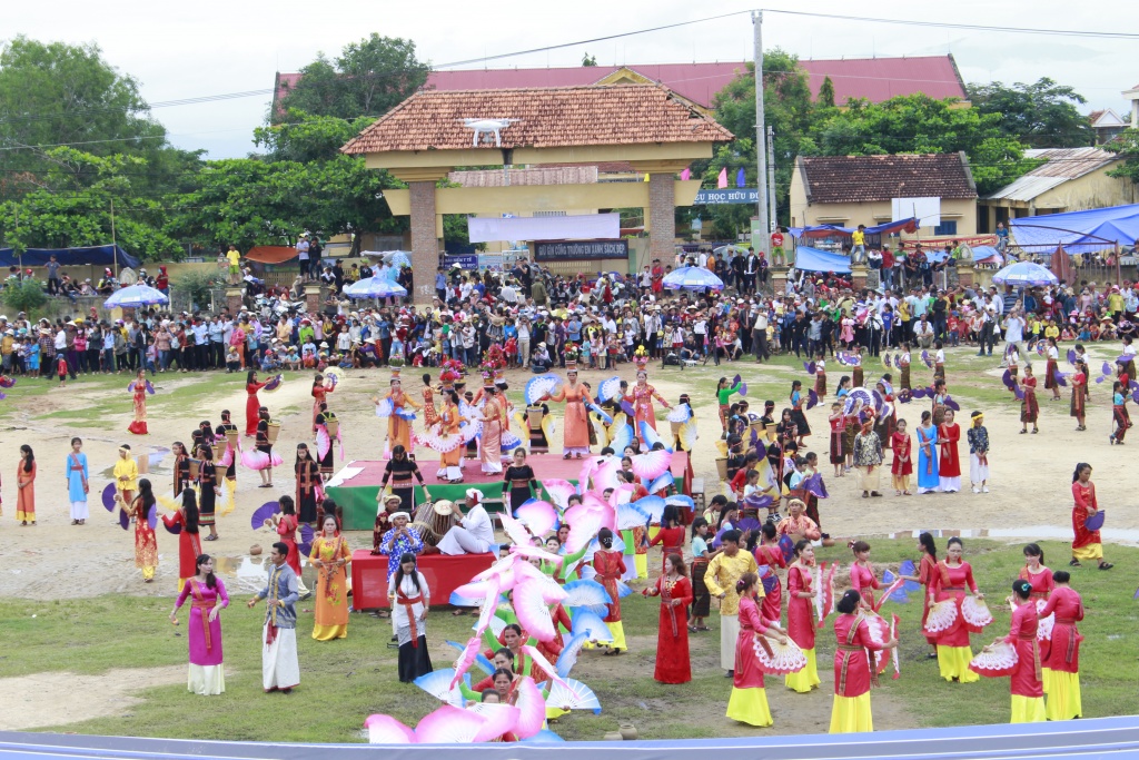 dong bao cham o ninh thuan tung bung don le hoi kate 2017