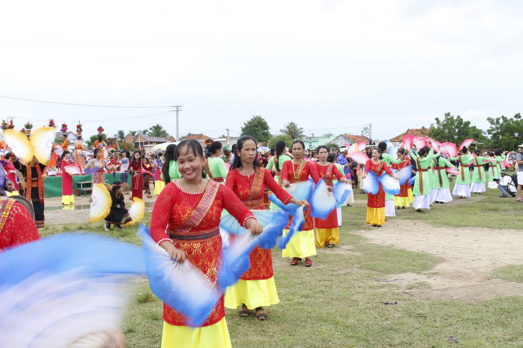 dong bao cham o ninh thuan tung bung don le hoi kate 2017