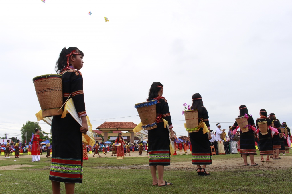 dong bao cham o ninh thuan tung bung don le hoi kate 2017