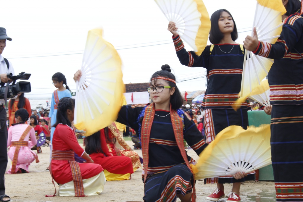 dong bao cham o ninh thuan tung bung don le hoi kate 2017