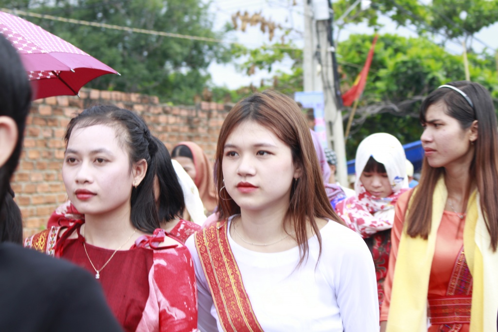 dong bao cham o ninh thuan tung bung don le hoi kate 2017