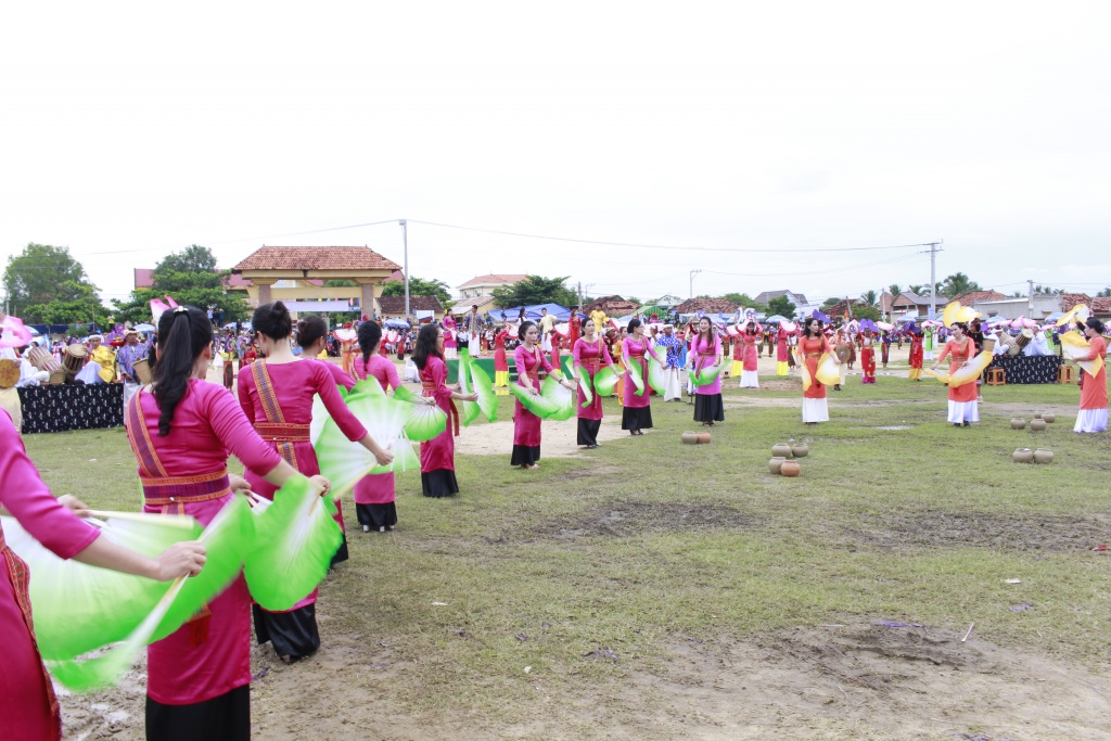 dong bao cham o ninh thuan tung bung don le hoi kate 2017