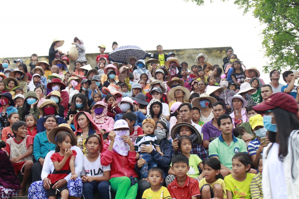 dong bao cham o ninh thuan tung bung don le hoi kate 2017