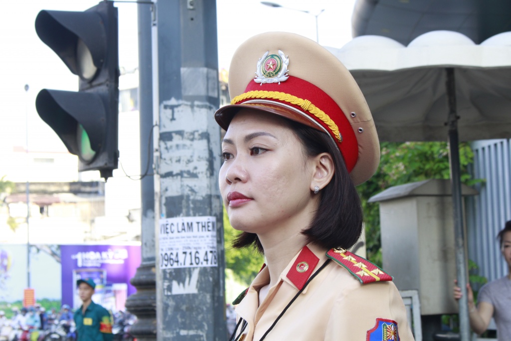 nhung bong hong csgt tren duong pho tp hcm ngay 2010