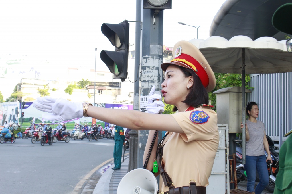nhung bong hong csgt tren duong pho tp hcm ngay 2010
