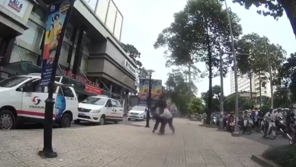 tai xe va dieu hanh taxi dau vo kich liet tren duong pho sai gon