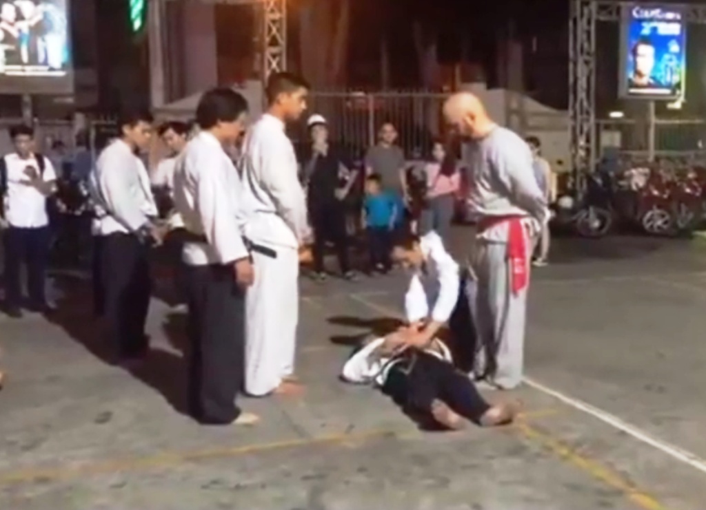 flores giao luu voi vo su cu mai cong va de tu phai karate