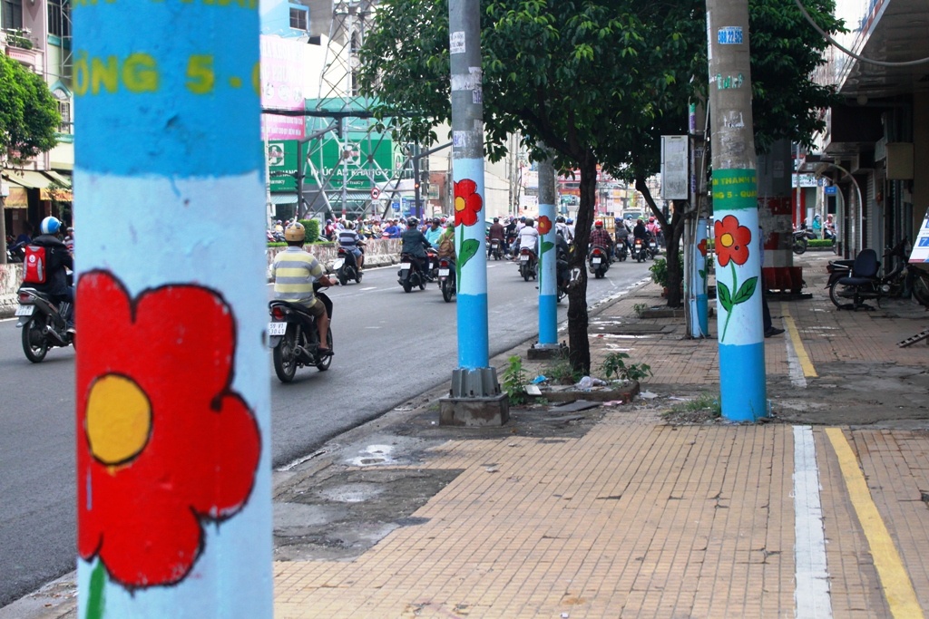 nhieu cot dien no hoa tren duong pho sai gon