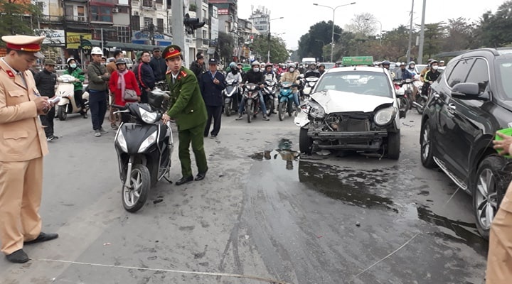 ha noi lai xe o to co bieu hien say xin dam lien hoan nhieu xe dung den do