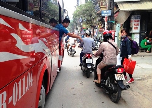 nhieu nha xe van vot khach o tuyen duong xuyen tam ha noi doc bao