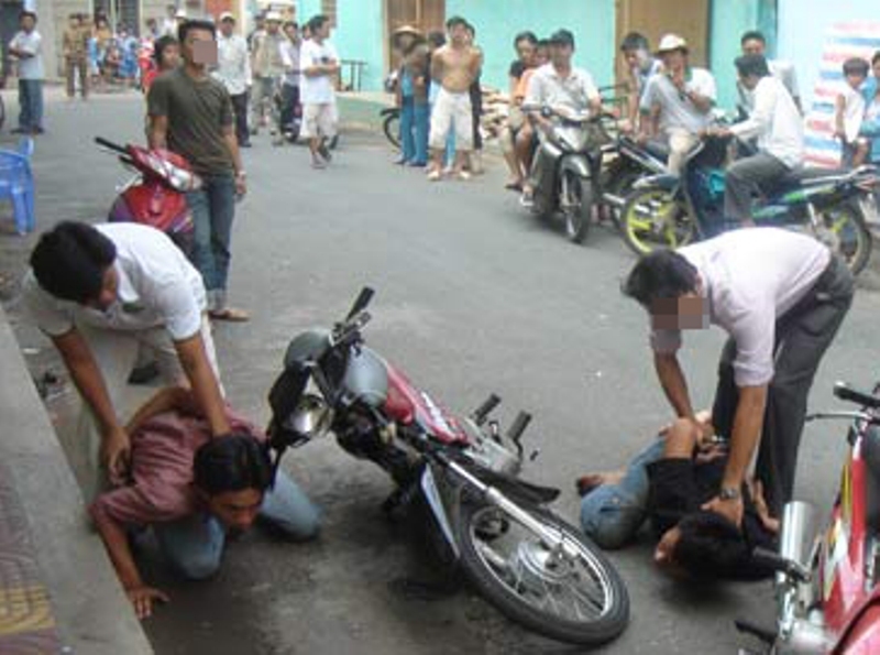 bat 5 thanh nien trong bang nhom dung dao cuop xe tren quoc lo