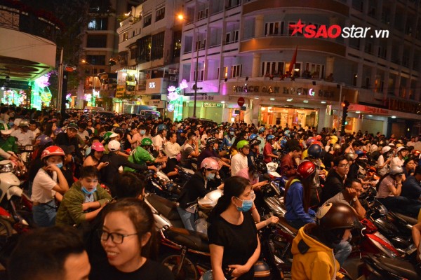 nhung hinh anh khien ban nen vui hay buon khi khong do ra duong don tet duong lich