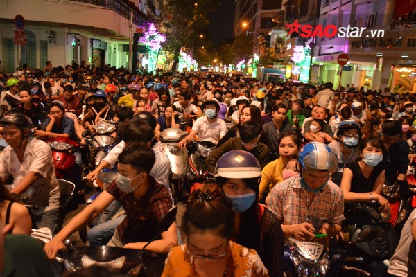 nhung hinh anh khien ban nen vui hay buon khi khong do ra duong don tet duong lich