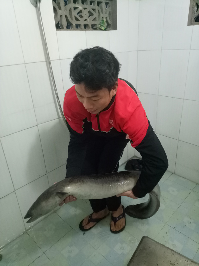 bat duoc ca lech khung nang gan 10kg trong sang ngay dau nam