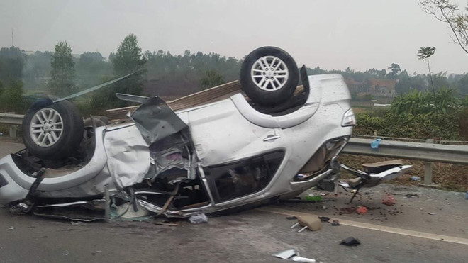 fortuner cho 6 nguoi lat tren cao toc noi bai lao cai