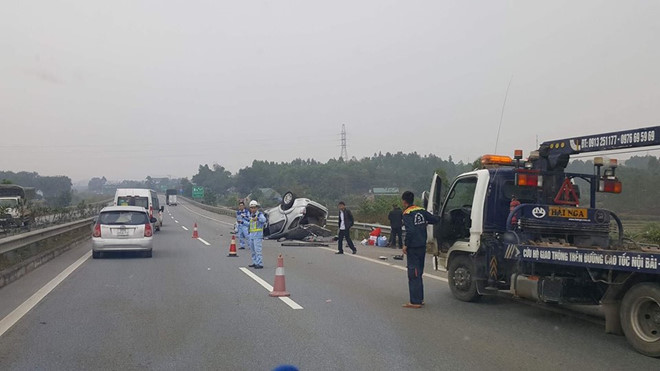 fortuner cho 6 nguoi lat tren cao toc noi bai lao cai