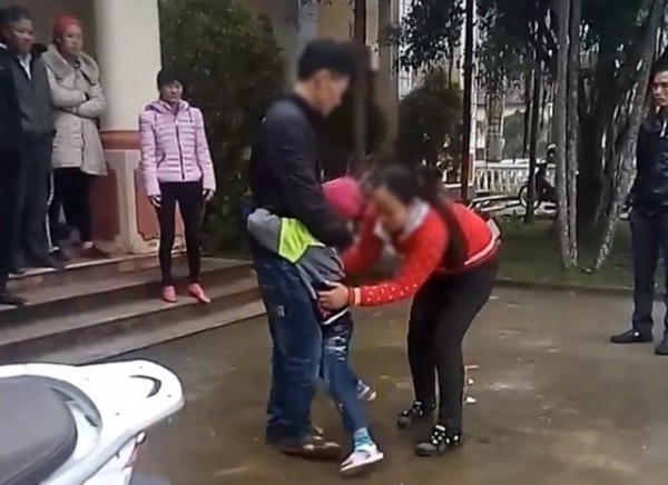 vu be gai khoc thet khi thay me sinh con thu 2 duoc 29 ngay thi toi bi chong duoi ra khoi nha