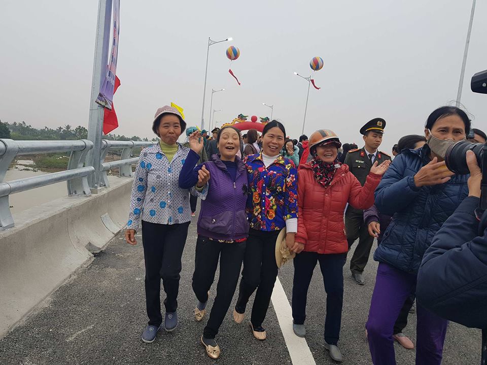 co cau sinh doi dan keo di xem dong chua tung thay