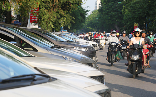 nhieu tai xe oto o ha noi bat ngo vi gia trong giu xe tang manh