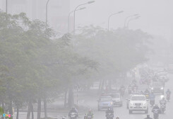 Sương mù bao phủ Hà Nội cả ngày lẫn đêm