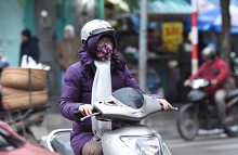 Người Hà Nội hóa thành 'ninja' trong cái lạnh tê tái, gió rít từng cơn