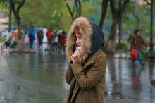 Người Hà Nội co ro trong giá rét tê tái