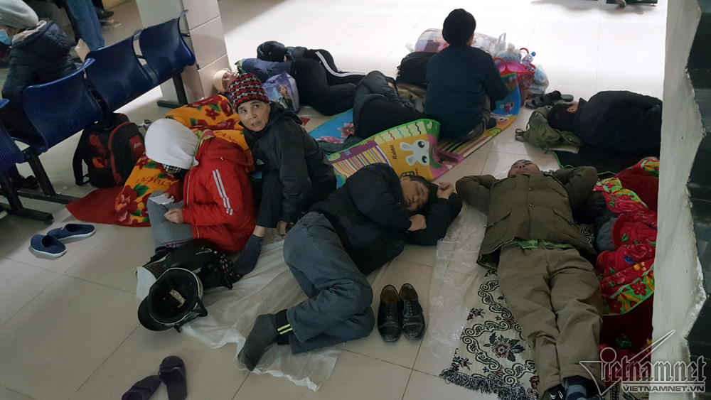 ha noi lot o hanh lang benh vien dot lua ve duong chong ret