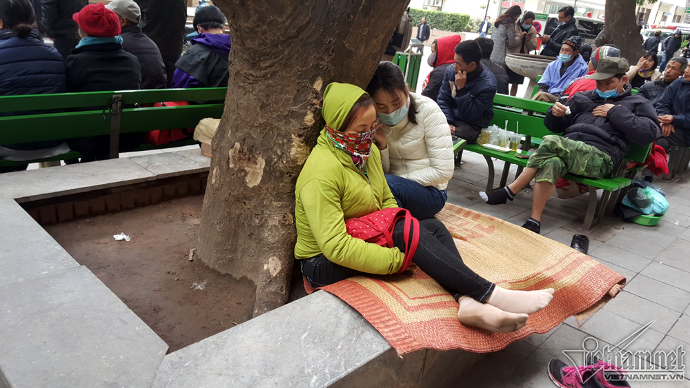 ha noi lot o hanh lang benh vien dot lua ve duong chong ret
