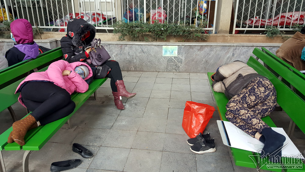 ha noi lot o hanh lang benh vien dot lua ve duong chong ret