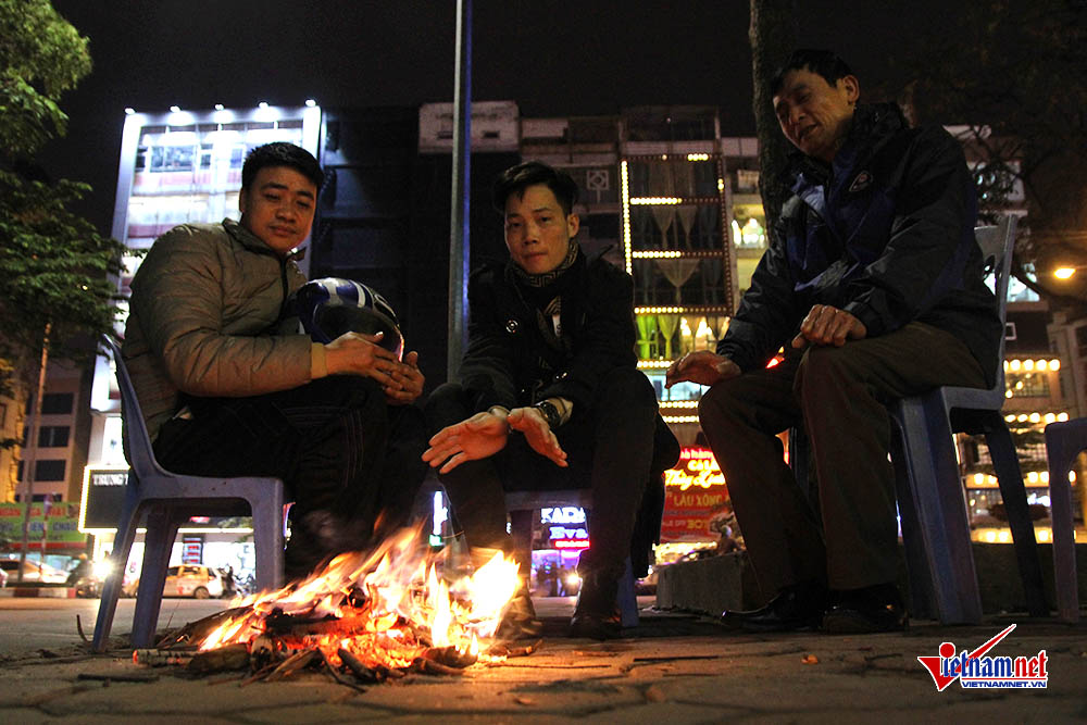 ha noi lot o hanh lang benh vien dot lua ve duong chong ret