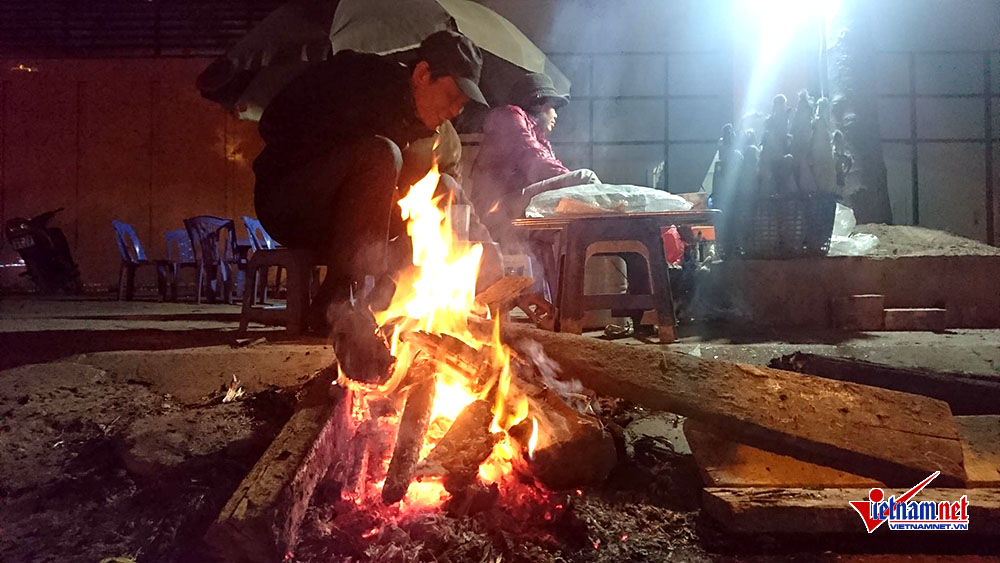 ha noi lot o hanh lang benh vien dot lua ve duong chong ret