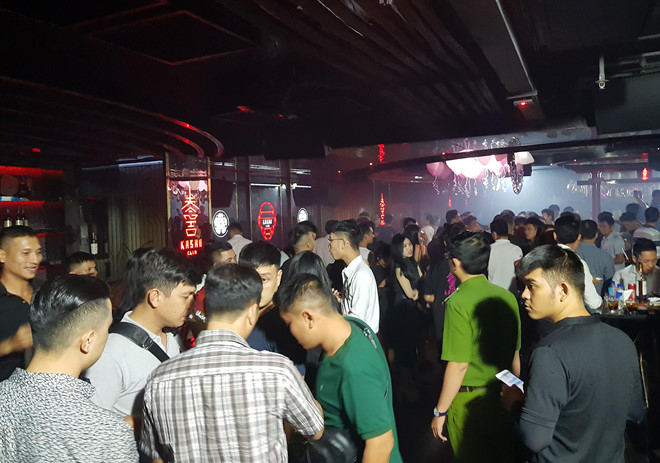bat qua tang tiep vien mac bikini mua cot trong quan bar o sai gon