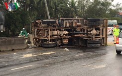 Xe tải húc vào lan can, 3 người bị thương nặng
