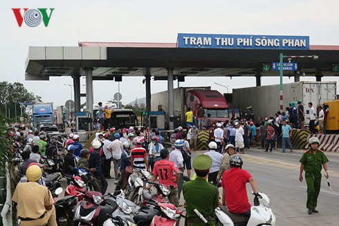 tai xe dung tien 200 dong qua tram bot song phan lam un tac quoc lo 1