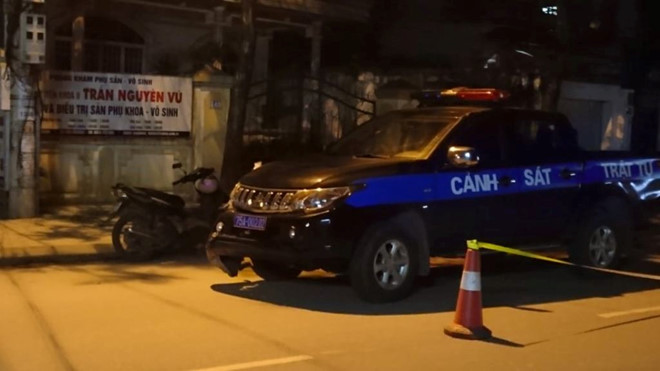 doi nam nu bi hat vang xuong dat sau va cham voi oto bien xanh