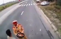 csgt truy duoi nam thanh nien trom xe may cua nguoi dan