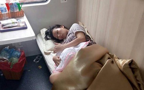 to tiep vien tau thong nhat thanh ba do bat dac di
