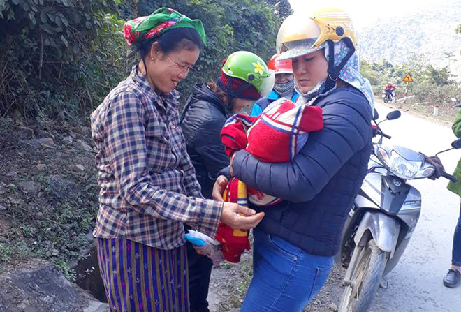 9 co giao mien nui do de cho thieu phu tren duong
