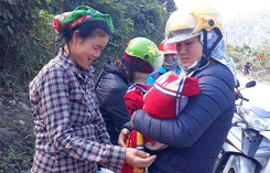 9 cô giáo miền núi đỡ đẻ cho thiếu phụ trên đường