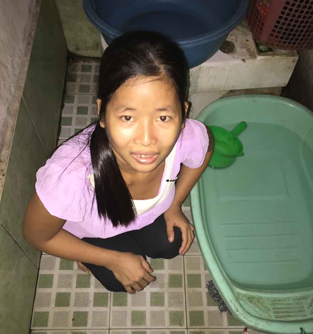 san phu khong tien de roi giua dem khien hang xom hot hoang