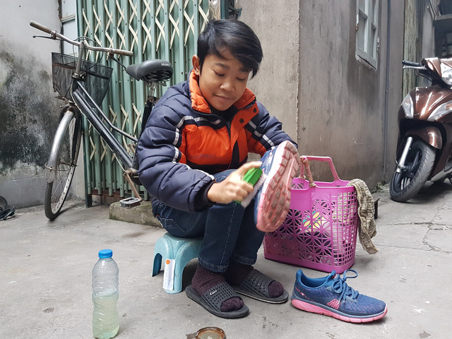 cau be danh giay kiem tien chay than chi them don tet cung bo me