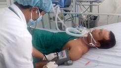 Nam thanh niên dùng điện thoại  livestream cảnh treo cổ tự tử