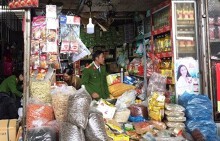 Hai tiểu thương buôn bán mì chính giả gắn bao bì nổi tiếng