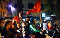 Người hâm mộ đổ ra hồ Gươm ăn mừng thành tích của U23 Việt Nam