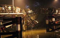Sập cầu ở Sài Gòn, ôtô và xe máy rơi xuống sông