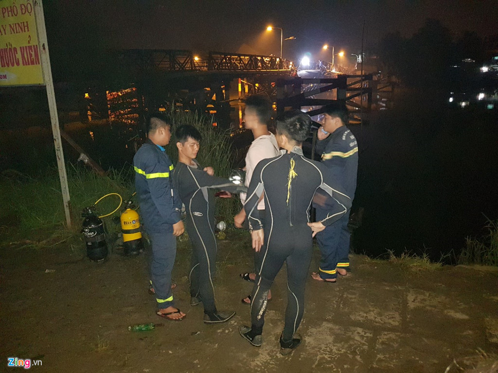 hien truong vu sap cau khien oto xe may roi xuong song tai sai gon