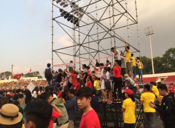 co dong vien nu ngat xiu tai svd thong nhat nhieu nguoi qua khich treo len ca gian giao